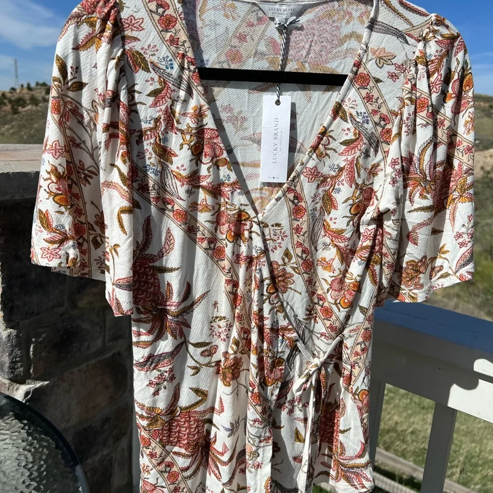 Lucky Brand Women’s Floral Flutter Sleeve Wrap Top Size Small - Picture 5 of 8